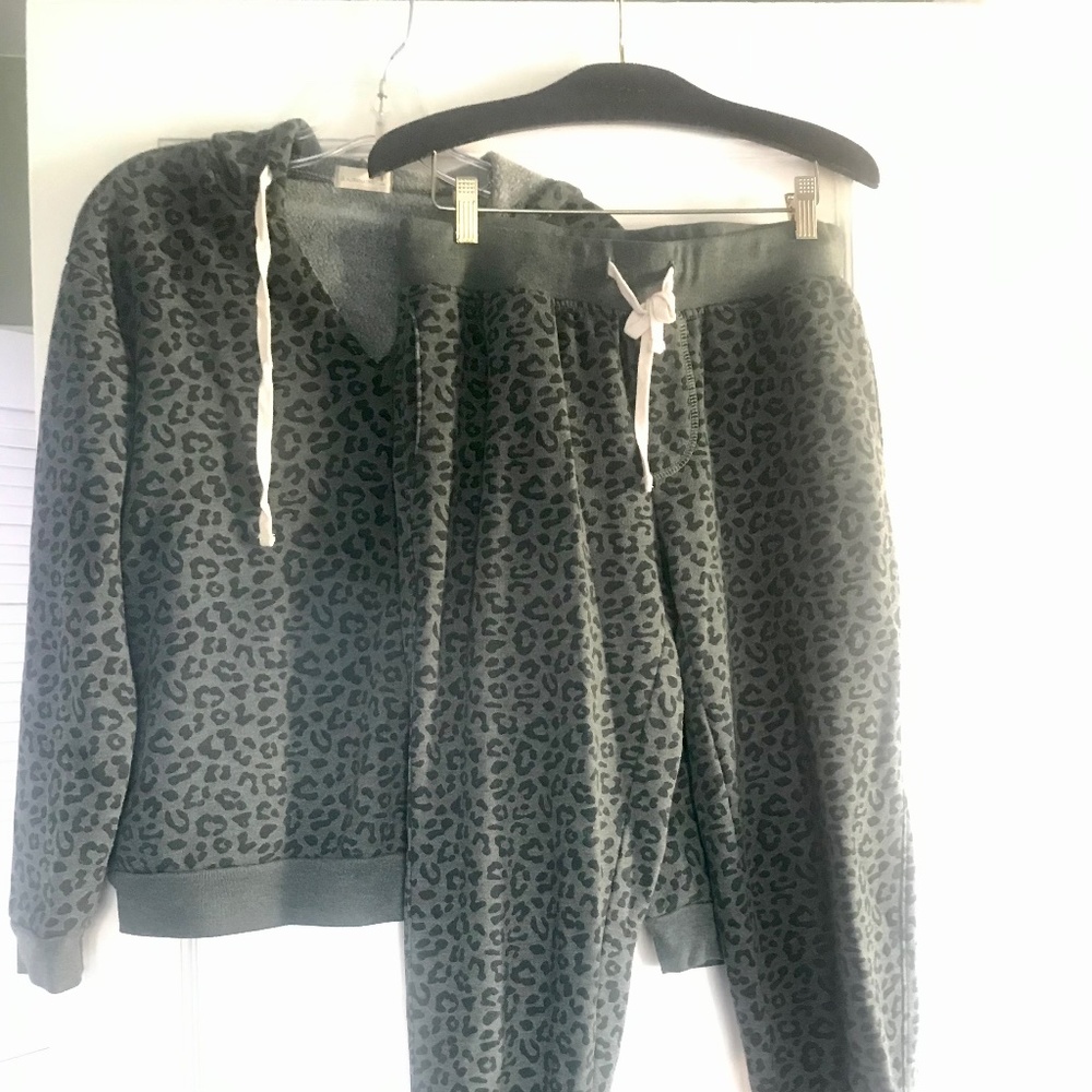 Alternative women’s Green Leopard Lounge wear